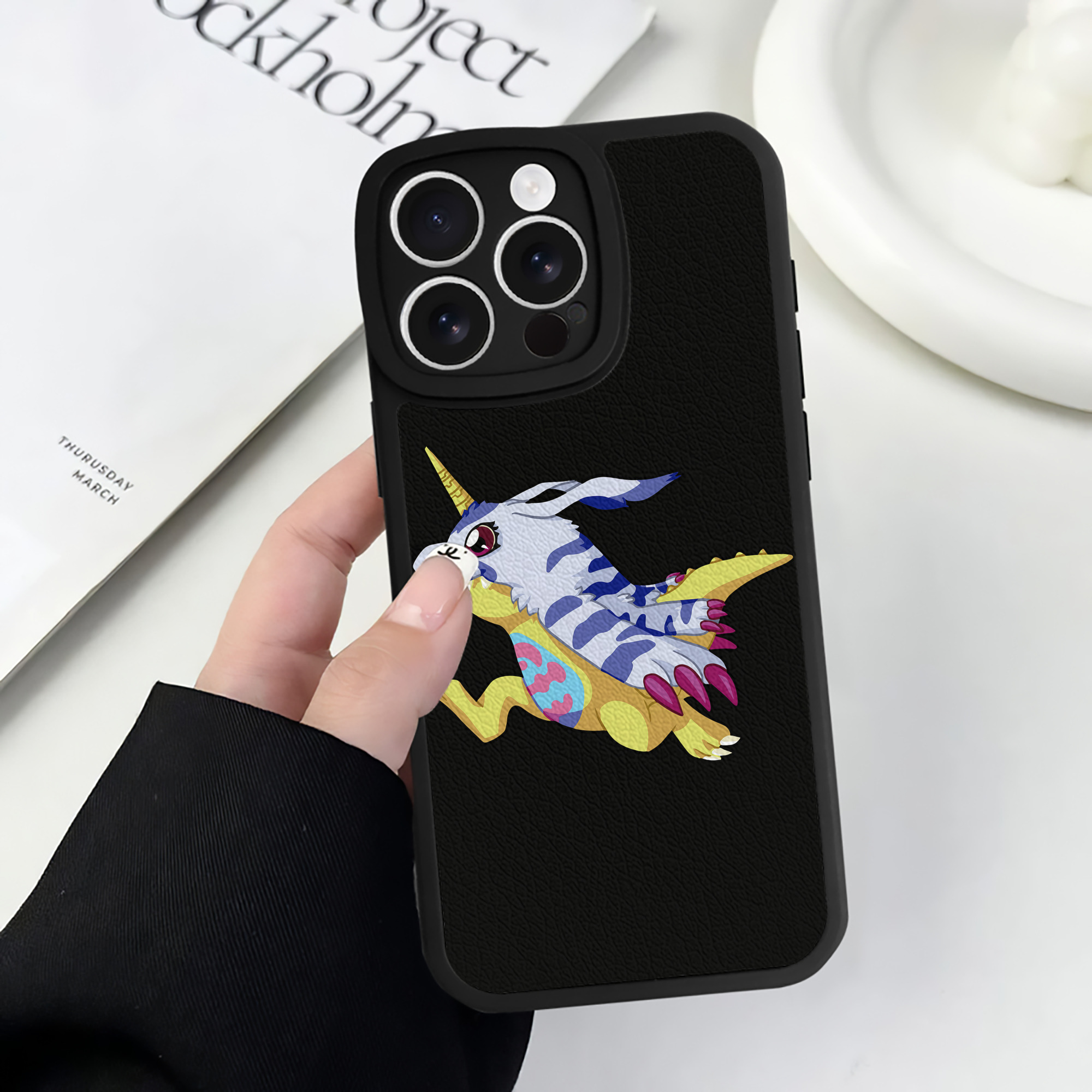 （画像用） Digimon デジタルモンスター/デジモン 【iPhone 16シリーズ対応】シリコンスマホケース（レザー調） 材質：シリコン
